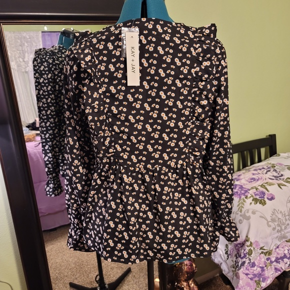 Kay + Jay women's large long sleeve rufffles black with daisies. New with tags!! - Picture 4 of 6